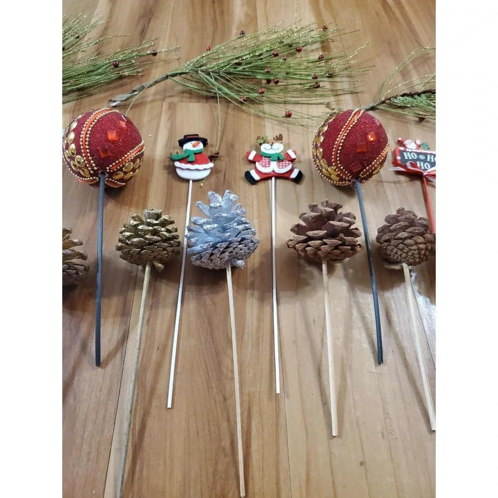 Lot Of Christmas Floral Picks‎ Pinecones Maple Clips Lot Of 18
